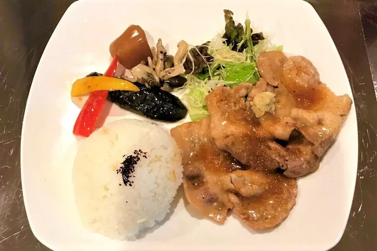 ▲「しょうが焼」
…ランチ(～14:00)(ドリンク付き) 980円
…ランチ以外(14:00～)(単品) 900円