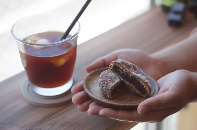 ▲「スペシャルティコーヒー」と「油まんじゅう」（写真／Yawn.coffee公式Instagramから引用）