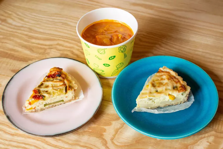 ▲「豆腐のキッシュ 各種」(手前両脇)…1カット 350円~
「ベジタブルカレー」(中央)…380円