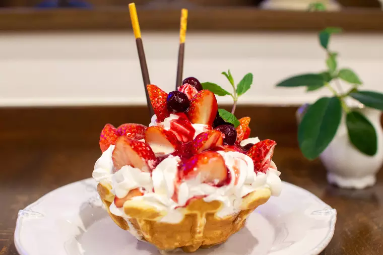▲「いちご畑のワッフルパフェ」…990円(税別)