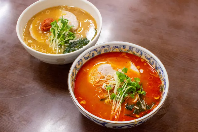 ▲(手前)「地獄ら～めん(30丁目)」…700円(税込)
※31丁目～50丁目 ＋50円／51丁目～80丁目 ＋100円／81丁目～100丁目 ＋150円