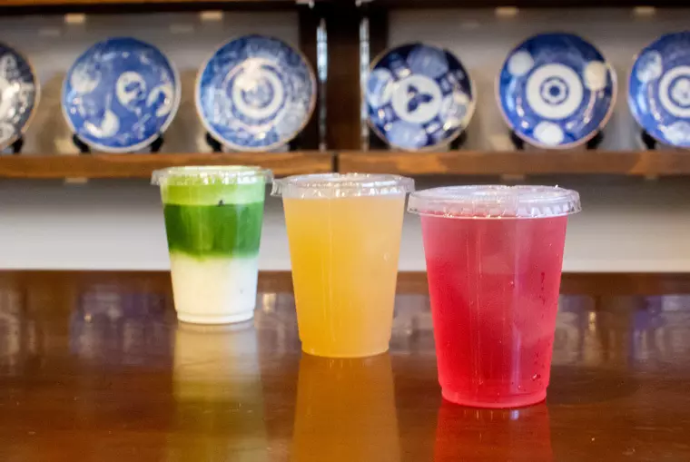 ▲(左から)「アイス抹茶オレ」550円／「桃ジュース」430円／「梅しそジュース」430円 ※すべて税込