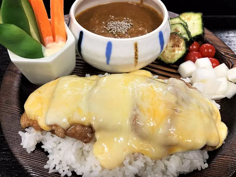 ▲「大玉カレー」800円(税込)
トッピング：チーズ＋200円、ブタバラ＋300円