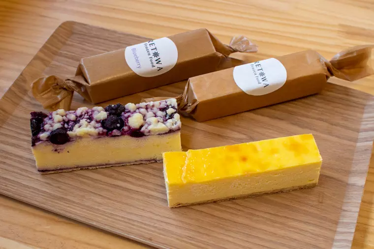 ▲(左から)「冷凍ブルーベリーチーズケーキバー」350円/「冷凍チーズケーキバー」250円
※どちらも税込