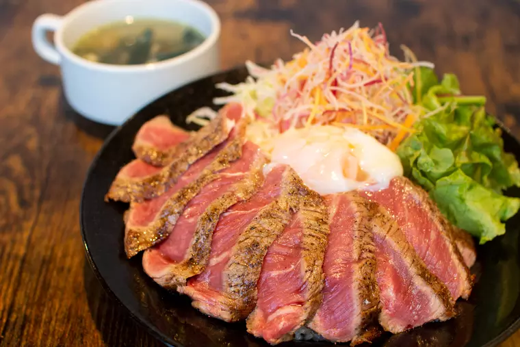 ▲「ステーキ丼」(スープ付き)1,200円(税込)