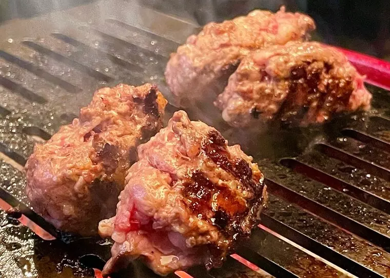 ▲「炭火で食べる国産牛100%の粗挽き赤身ハンバーグ」1,500円(税込)
※追加ハンバーグ 1つ400円