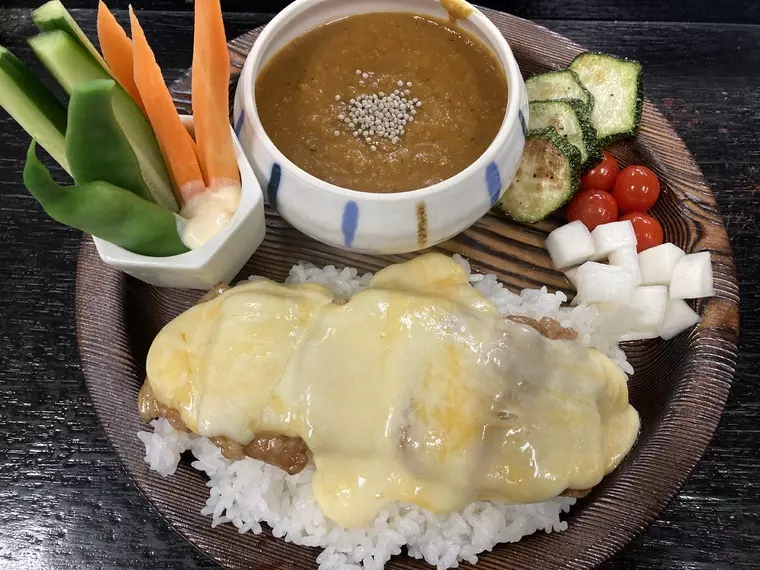 ▲「大玉カレー」・・・800円
（トッピング／チーズ＋200円、ブタバラ＋300円）
※すべて税込