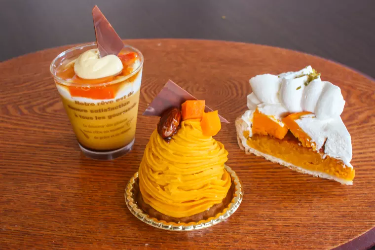 ▲（左）「金山赤かぼちゃのプリン」410円(税込)
　（中）「金山赤かぼちゃのモンブラン」453円(税込)
　（右）「金山パンプキンパイ」432円(税込)