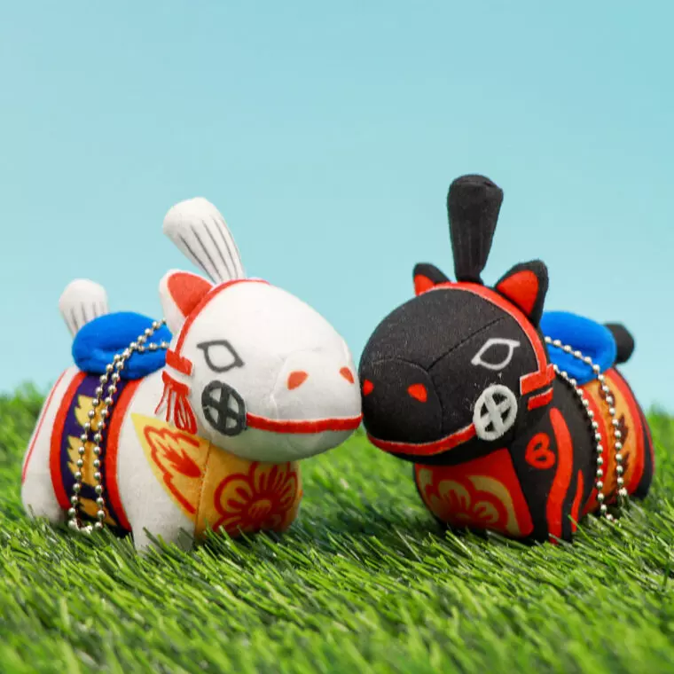 三春駒くろすけ・しろまる ぬいぐるみキーホルダー　各750円(税込)