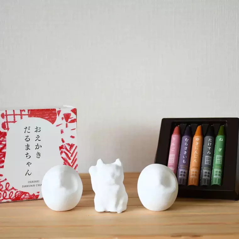 おえかきだるまちゃん　2,200円(税込)
※白無地ワークショップ用だるま・自社EC限定ミニだるま・ミニ招き猫 各1個、おやさいクレヨン5本