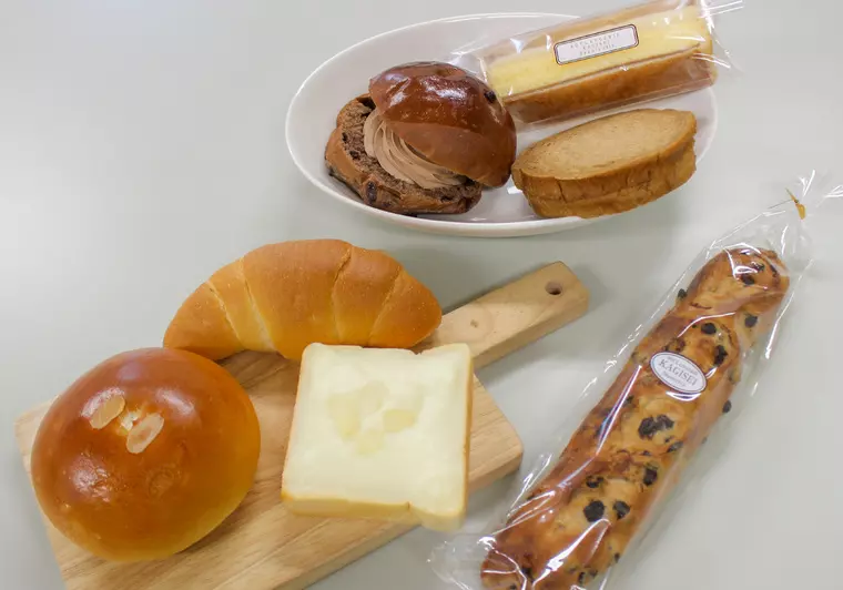 ▲（左）「生クリームパン」「塩パン」「アーモンドボックス」
（奥）「ショコラチップ」「アップルケーキ」「あんマーガリン」
（右）「カレンズナッツ」