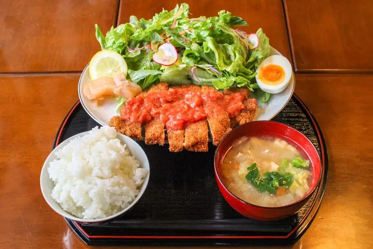 ▲「おぐみプレート(ロースカツの味噌トマトソース)」1,000円(税込)
※付け合わせは季節によって変わります