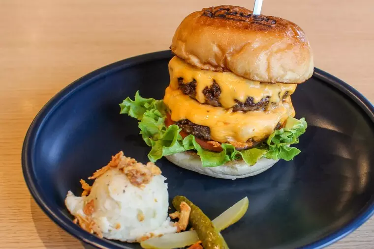 ▲「チーズバーガー(Wサイズ)」1,930円(税込)