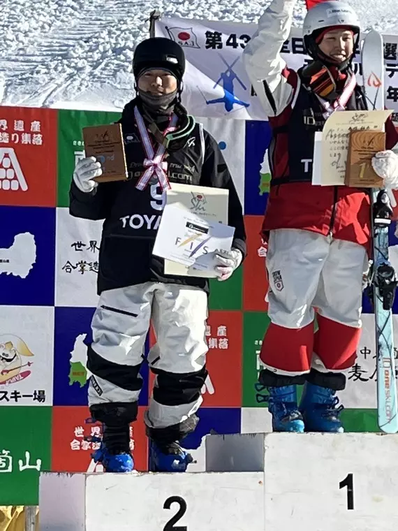表彰台で笑顔を見せる柊伍選手