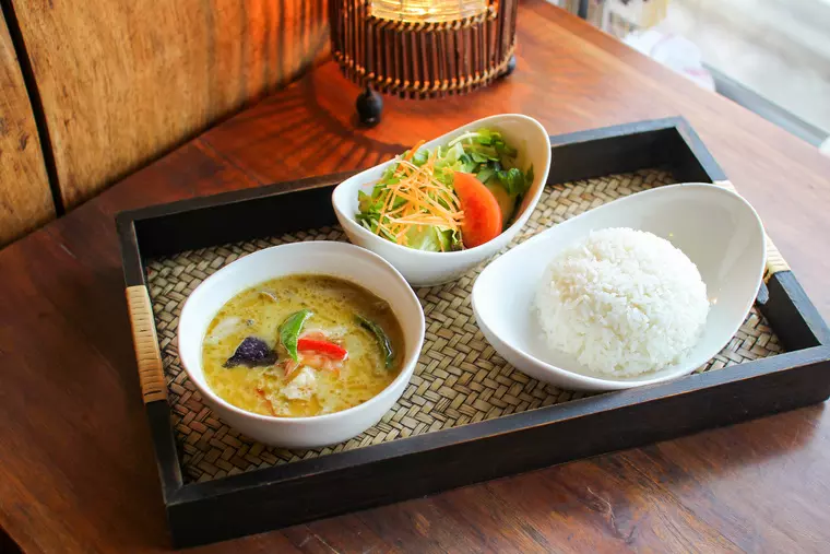 ▲「海老のグリーンカレー」
単品(ライス、サラダ付き) 990円(税込)
ランチセット(単品の内容＋ドリンク、デザート) 1,350円(税込)
