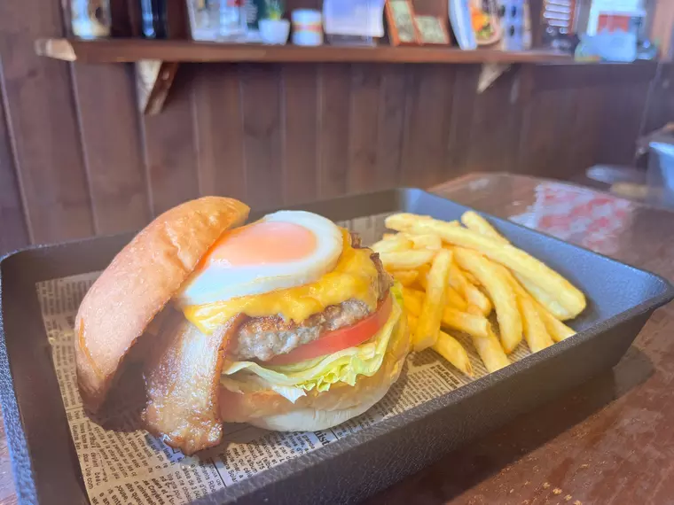 ▲「HEROバーガー」1,150円(税込)
(写真提供:HERO'S DINER)