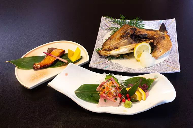 ・「ぶり焼き(カマかぶと)」...1,300円(税込)
・「ぶりの刺身」...900円(税込)
・「ぶりの照焼き」...850円(税込)
