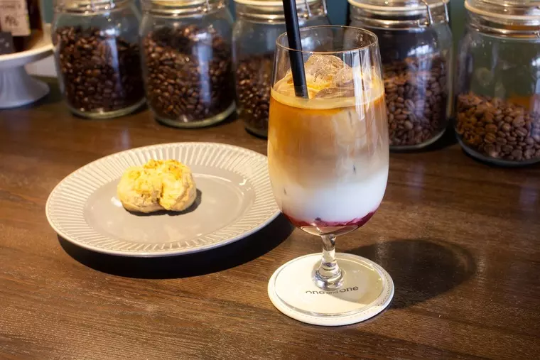 ■「いちごのカフェラテ」...630円(税込)
■「スコーン」...280円(税込)