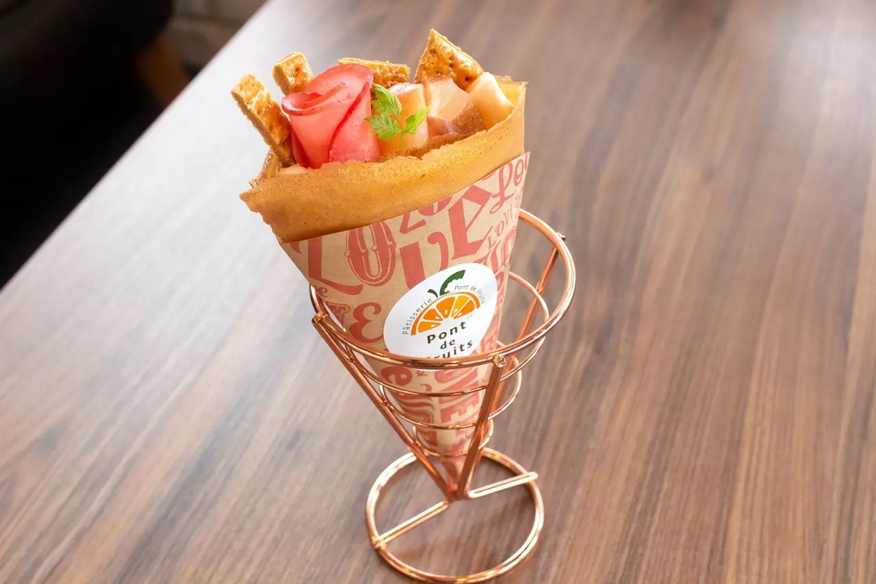 ■「焼きりんごのカスタードパイ」...テイクアウト805円(税込)
　　　　　　　　　　　　　　　　...イートイン820円(税込)